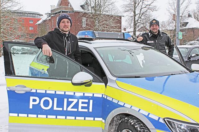 Die Polizeikommissare Lars Bräuer (li.) und David Wehber müssen bei jedem Wetter raus auf die Straße