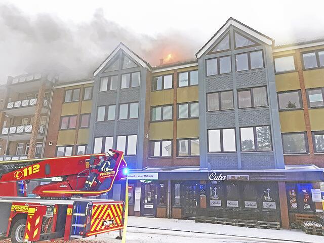Nach dem Brand in Buchholz ist das Löschwasser an der Fassade zu Eiszapfen gefroren | Foto: os