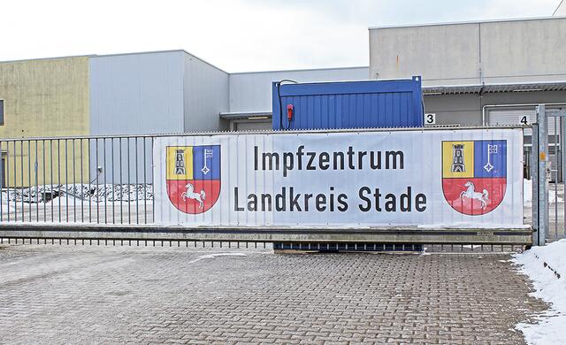 Am Tor prangt das große Banner des Impfzentrums