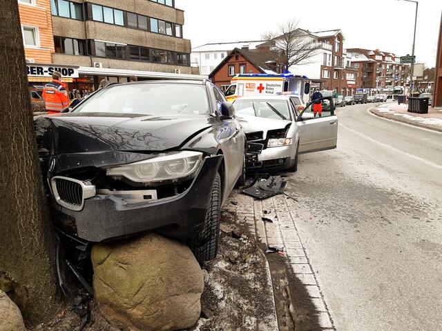 Der BMW wurde durch den Aufprall gegen einen Baum und einen Findling geschoben