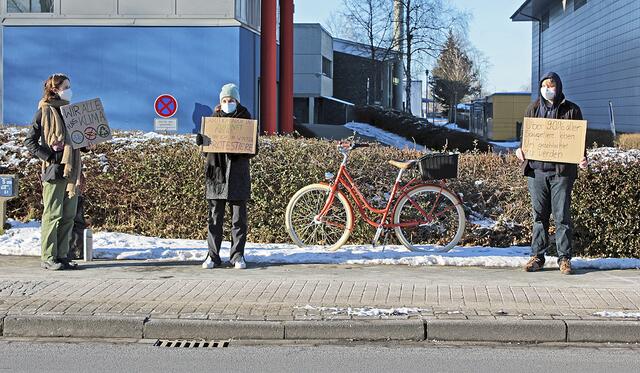 Unter dem Motto "Frieren für das Klima" kamen die "Fridays for Future"-Demonstranten mit Schildern und Plakaten für eine Mahnwache zur BBS Stade