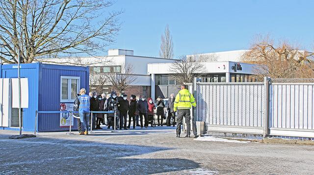 Von Abstand keine Spur: In der Schlange vor dem Impfzentrum warten die ersten Personen