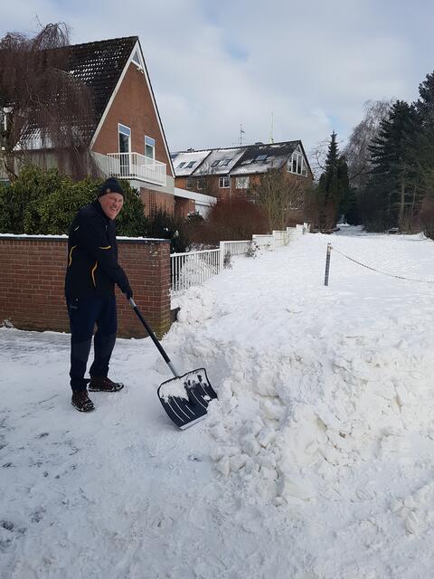 Rolf Pape hatte in Buchholz am Verbindungsweg zwischen der Lüneburger Straße und der Hermann-Burgdorf-Straße alle Hände voll zu tun | Foto: Heidrun Dernedde