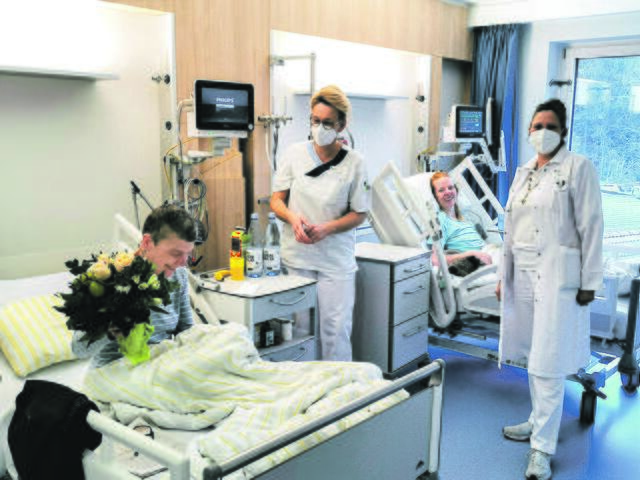 Die ersten Patienten im Neubau wurden von den
Waldklinik-Mitarbeitern mit einem Blumenstrauß begrüßt