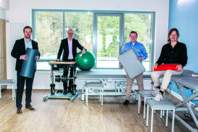 "Das Wohlfühlen trägt zur Genesung bei": Nils Aldag (v. li.), Leiter Unternehmensentwicklung, Dr. Hans-Heinrich Aldag, Geschäftsführender Gesellschafter, Personalleiter Jan Lehmbruck und Therapieleiterin Petra Böker in einem der neuen, ansprechend gestalteten Therapieräume
| Foto: Petra Böker