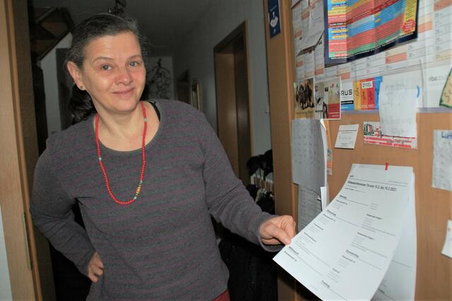 Nikola Babi ist verwundert über den Stundenplan mit Fächern wie Klassentreff und Schnackelraum, aber kein Deutsch und Geschichte