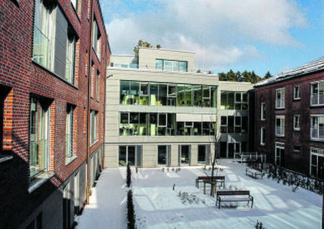 Ein Blick in den Innenhof: links der Neubau, rechts der Bestand. Im Verbindungsgebäude sind moderne Therapie- und
Aufenthaltsräume untergebracht