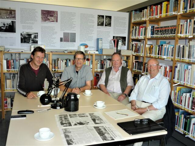 Über die Verbindung zwischen dem Salzhäuser Ortsteil Oelstorf und der Gedenkstätte Sandbostel recherchierten Joerg Stallbaum (2. v. re.) und sein in Oelstorf lebender "Seniorpartner" Hermann Dieck (re.) vor Ort bei Gedenkstättenleiter Andreas Ehresmann (2. v. li.) und Archivar Roland Sperling