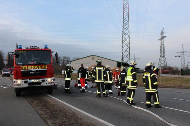 Die Feuerwehr Nenndorf wurde alarmiert, sicherte ausgelaufene Betriebsstoffe und stellte den Brandschutz sicher