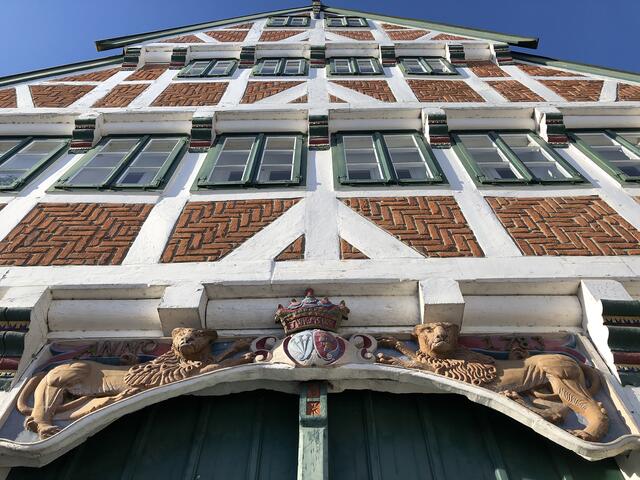 Das Alte Land mit seinen historischen Besonderheiten soll
Welterbe werden - hier der barocke Giebel des Gräfenhofes in Jork