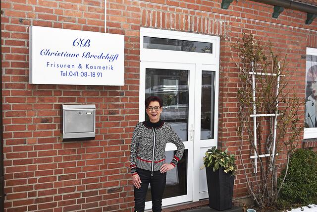 Friseurmeisterin Christiane Bredehöft vor ihrem Geschäft an der Hamburger Straße 2 in Rosengarten-Tötensen | Foto: Axel-Holger Haase