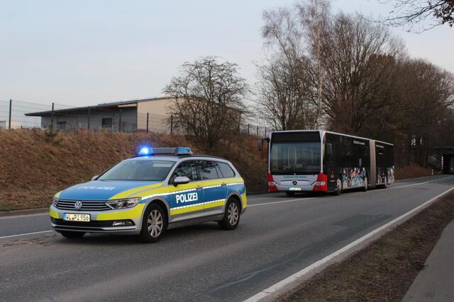 Die Busfahrt musste unterbrochen werden, die Passagiere mussten zu Fuß weiter gehen