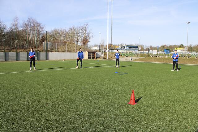 Die Bundesfreiwilligendienstler des Buchholzer FC, (v. li.) Justin Schulz, Jonas Braun, Moritz Kraus und René Harder, zeigen, dass beim Training Abstände eingehalten werden können. In dem Spielfeld werden später zwei Fußballer trainieren 