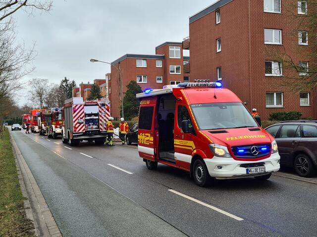 Großaufgebot im Einsatz: Mehrere Feuerwehren und Rettungsdienstkräfte wurden zur Alten Bahnhofstraße in Maschen gerufen