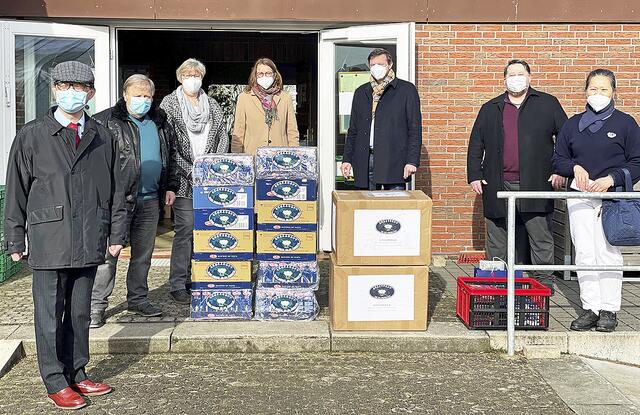 Mei-shun Lo (v.li.), Christoph Podloucky, Sibylle Rohleder, Ute Kück, Oliver Grundmann, Pastor Hermann Heinrich, Paula Huang (Tzu Chi Stiftung)