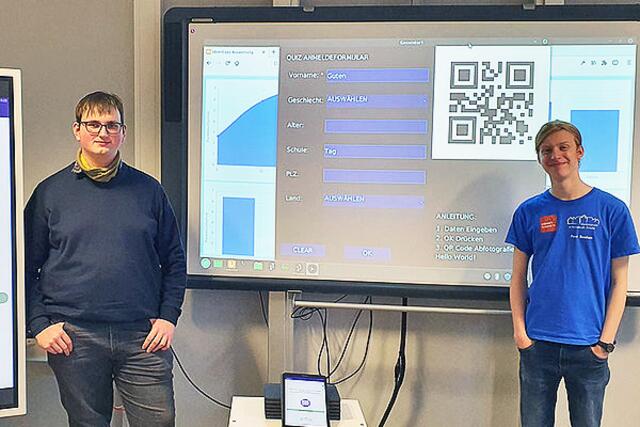 Peer Booken (li.) und Malte Kolmanitsch haben QR-Codes für eine Quiz-App programmiert