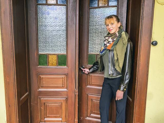 Marlene Ulrich, Auszubildende bei Karen Ulrich Immobilien, öffnet die Tür zum Herrenhaus | Foto: Karen Ulrich Immobilien