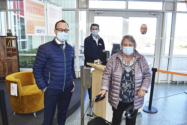 Erika Habith aus Schneverdingen hatte sich bei Möbel Kraft in Buchholz einen Termin reserviert. Hausleiter Torben Woelke (li.) und Mitarbeiter Christian Gathmann kontrollierten die Daten