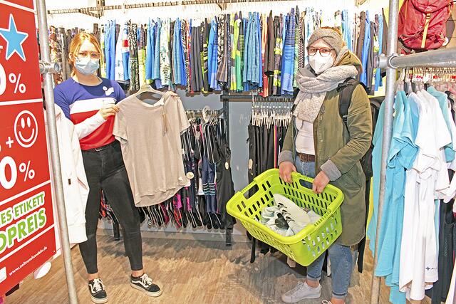Melina Müller (re.) ließ sich bei Intersport Rolff in der Stader Innenstadt von Mitarbeiterin Emily Rolff beraten