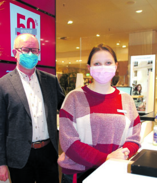 Harald Uhlendorf und Janine Schradick dokumentieren die Spontan-Shopper im Modehaus Stackmann