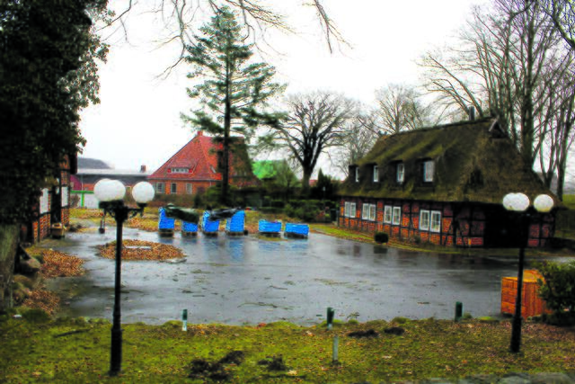 Die Zukunft des Areals, auf dem bis 2017 das international bekannte Hotel und Restaurant "Josthof" stand, ist derzeit noch ungewiss | Foto: ce