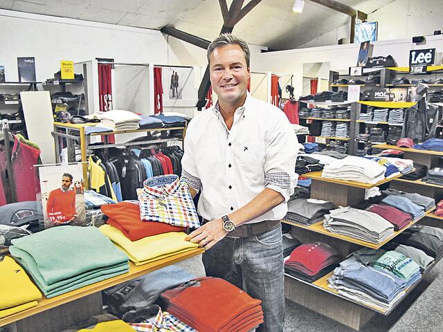 Oliver Wamberski, Inhaber vom WABA Jeans Store in Seevetal, freut sich über die Öffnungsmöglichkeit