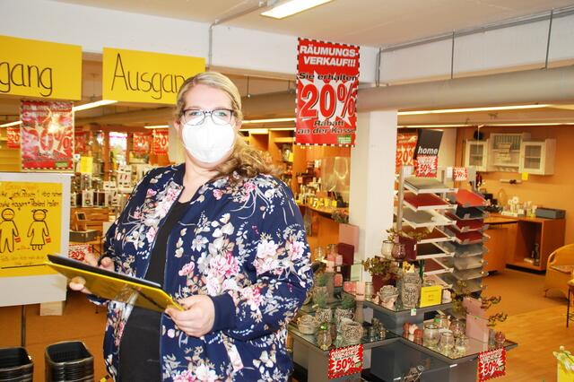 Melanie Magnil registriert bei "Koch- & Tischkultur" entsprechend der Corona-Regeln alle Kunden zwecks Rückverfolgung