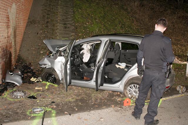 Ein Polizeibeamter untersucht das Fahrzeugwrack Foto: thl