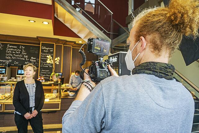Filmemacher Tobias Sundermann, hier beim Dreh in einem Stader Café, hat den Streifen produziert