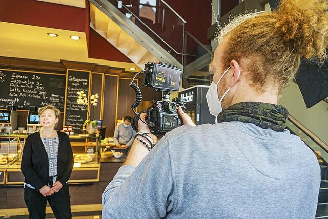 Filmemacher Tobias Sundermann, hier beim Dreh in einem Stader Café, hat den Streifen produziert  | Foto: SMTG/Darlyn Mattern