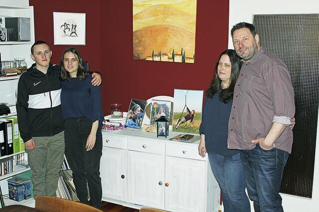 Halten mit ihrem nach Mia benannten Präventionsverein und mit Fotos die Erinnerung an die Verstorbene wach (v. re.): Holger, Antje, Anna und Paul Kloft | Foto: ce