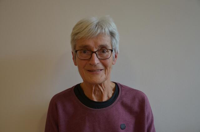 Rosel Vannauer (75) aus Lüneburg: „Ich habe zwei neue Hüften und zwei neue Knie bekommen. Doch trotzdem tut es weh. Die Ursache sind wohl verspannte Muskeln und Bänder. Aus einem bewegten Leben mit viel Sport, mit Walking und Wandern, kam ich in eine akute Schmerzsituation, die über Jahre anhielt. Ich war verzweifelt, wollte nie wieder zum Arzt gehen, nur noch Tabletten schlucken. Jetzt bin ich auf dem Weg der Besserung.“ | Foto: Krankenhaus Winsen