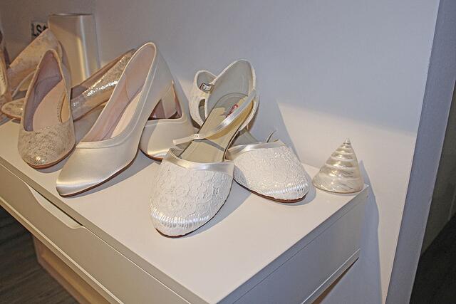 Auch eine Auswahl an Accessoires von Schuhen über Shapewear bis hin zum Haarschmuck finden sich im Curvy Bride Paradise