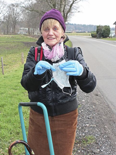 Rosemarie Huckauf kann es nicht verstehen: Masken werden immer häufiger in die Natur geworfen