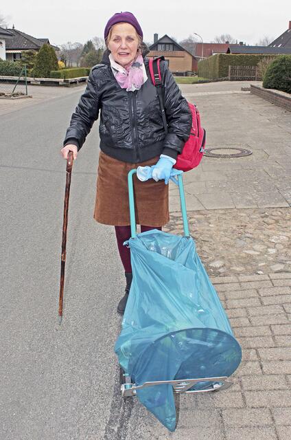 Rosemarie Huckauf geht mit Säcken und Sackkarre auf Müllsammel-Tour
