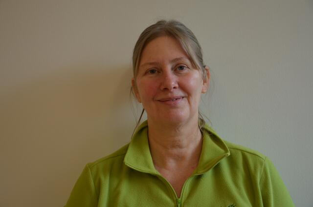 Anne Greve (57) aus Hittfeld: „Bevor ich herkam, hatte ich zwei Jahre lang keine einzige Nacht mehr durchgeschlafen. Meine ständigen Kopfschmerzen und mein nächtliches Zähneknirschen wurden auch durch eine psychosomatische Reha nicht besser. Nun hat meine Krankheit endlich einen Namen - Fibromyalgie. Meine Beschwerden werden hier nicht abgetan, sondern ernst genommen. Ich habe hier gelernt, dass wir uns selbst von unseren Schmerzen befreien müssen und das auch können. Erst seit ich bereit bin, zu hören, was mein Körper mir sagt, geht es mir besser." | Foto: Krankenhaus Winsen
