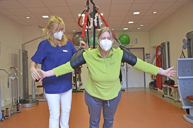 Anne Greve dehnt die Wirbelsäule, Sportwissenschaftlerin Elisabeth Weissbach-Ruf leitet sie an | Foto: Krankenhaus Winsen