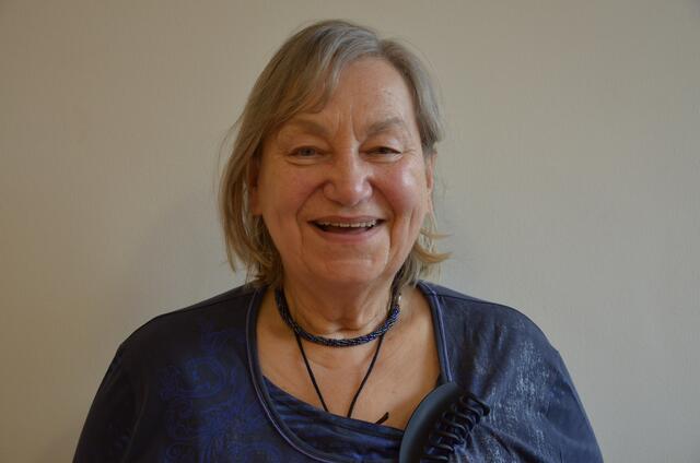 Jutta Ostheimer (71) aus Ohlendorf (Seevetal): „Ich mache die Therapie, um eine Operation wegen Spinalkanalstenose (Verengung des Wirbelkanals) zu verhindert. Auch habe ich nach beidseitigem Kniegelenkersatz ein instabiles Gangbild, weil mir im Rumpf die Kraft fehlt. Tiefer Dauerschmerz, der sich vom unteren Rücken bis in die Fußsohle zog, ließ mich lange nicht mehr schlafen. Meine Stimmung war depressiv, auch wenn ich versuchte, das zu überspielen. Anfangs kam ich bei der Gymnastik nicht einmal mehr auf den Boden. Nun geht es. Und ich tanze wieder, wie in meiner Jugend. Ich liebe dieses leichte Schwingen und dazu singe ich lauthals, das tut mir gut. Ich bin richtig glücklich und mache wieder Pläne." | Foto: Krankenhaus Winsen