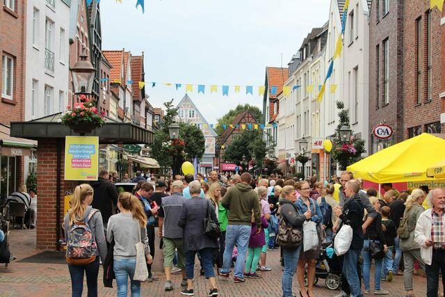 Einkaufsbummel in einer vollen Innenstadt - das war vor Corona. Dennoch ist Buxtehude von einem Ladensterben bisher verschont geblieben