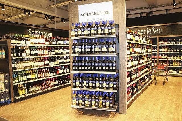 Lässt keine Wünsche offen: die Wein- und Spirituosenabteilung 