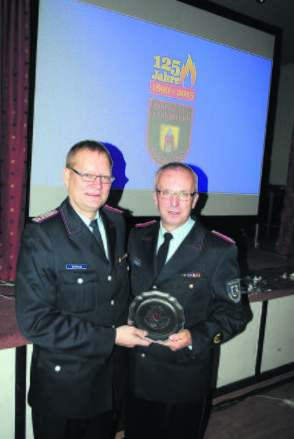 Ein Höhepunkt in der Amtszeit des Ortsbrandmeisters: Zum 125-jährigen Jubiläum der Salzhäuser Feuerwehr bekam Stephan Boenert (li.) 2015 den Ehrenteller des Landesfeuerwehrverbandes Niedersachsen von Kreisbrandmeister Volker Bellmann