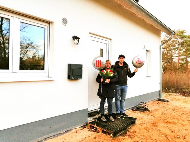 Das Ehepaar S. freut sich über sein neues Eigenheim. Es ist das 111. Haus, das "Town &amp; Country Haus" aus Stelle übergeben hat