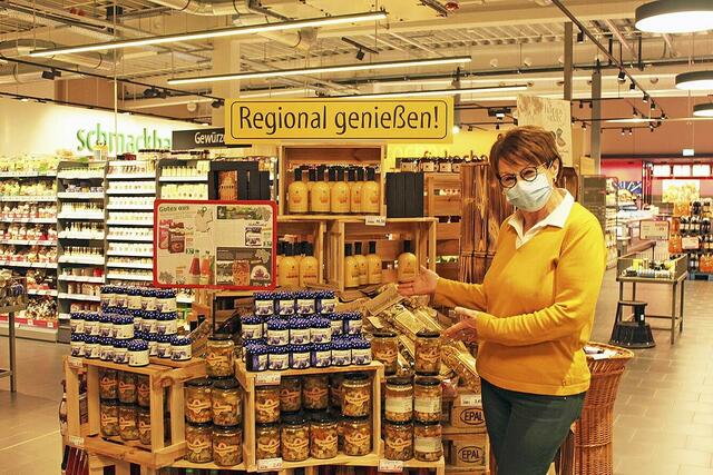 Warenhausleiterin Irene Pichol vor einem der Regale mit Lebensmitteln aus der Region