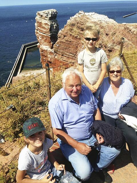 Das Lieblingsreiseziel von Heiner und Ilse Schönecke, hier mit den Enkeln Amina und Nassim Amara, ist Helgoland  | Foto: privat