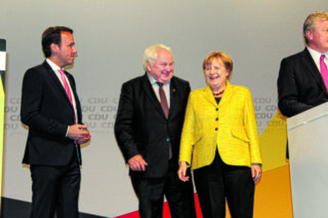 Heiner Schönecke bringt selbst Bundeskanzlerin Angela Merkel zum Lachen  | Foto: kb