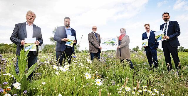 Gemeinsam für ein Ziel aktiv (v.li.): Heiner Baumgarten (BUND), Holger Hennies (Landvolk Niedersachsen), Gerhard Schwetje (Landwirtschaftskammer Niedersachsen), Barbara Otte-Kinast (CDU, Landwirtschaftsministerin), Holger Buschmann (NABU) und Olaf Lies (SPD, Umweltminister) | Foto: ML/Timo Jaworr