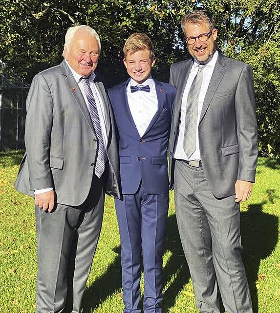 Heiner Schönecke mit Sohn und Betriebsnachfolger Henner und Enkel Hannes  | Foto: privat