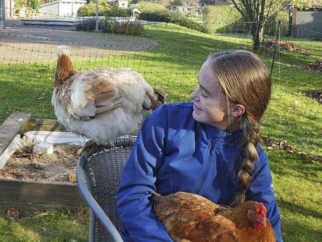 Ein Foto aus besseren Tagen: Loni mit ihrem Huhn Flora auf der Stuhllehne und Dotti, dem Huhn ihres Vaters, auf dem Schoß | Foto: Fischer