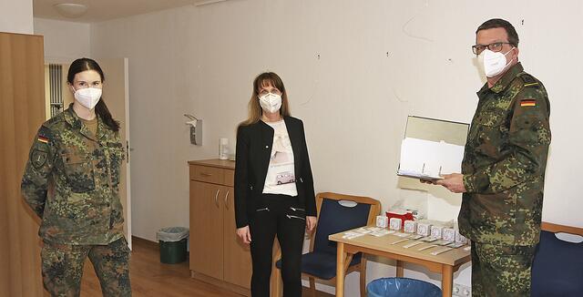 Lagebericht im Corona-Testzimmer: Einrichtungsleiterin Dr. Bettina Müller (Mitte) bespricht sich mit Sophia Boden und Robert Begbie