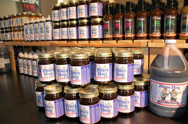 Die beliebte Original Blues-Hog-Sauce und andere Zutaten
sorgen für einen ultimativen Grillgenuss
